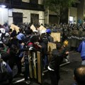 Смрт, сузавац и каменице на протестима против корупције у Перуу