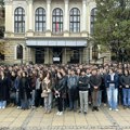 Maturanti Prve kragujevačke gimanzije nakon 16 minuta tišine najavili protest povodom napada na studenta