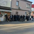 KAD ZAMIRIŠU MEĆICI: Red ispred radnje za omiljenu poslasticu