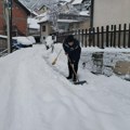 Oni ne čekaju da neko dođe i očisti im sneg: Sjajne scene u Užicu, ljudi se samoorganizovali - "Ne vredi sedeti i kukati, već…