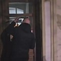 Policajcu ispao pendrek, Matović ga zove da mu vrati: Nesvakidašnja scena ispred suda u Kraljevu VIDEO