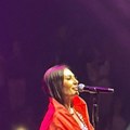 Ceca se ogrnula srpskom zastavom na koncertu u Loznici, folk diva njiše kukovima na sceni i peva, atmosfera dovedena do…