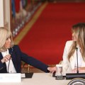 Melanija Tramp i Brižit Makron kao najbolje drugarice: Stajlinzima zasenile i robota - prve dame nikad lepše (foto)