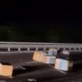 Ispao teret na auto-putu kod Aleksinca, stvaraju se zastoji (foto, video)