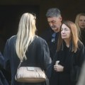(Video) Boško i Dragana Ognjenović na sahrani Slađane Tesle Hodaju teškim koracima dok svira "Bela ćao"