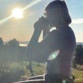 Ima svoj kokošinjac i baštu: Udovica pevača napustila grad i promenila život iz korena, pa otkrila kako sada izgledaju njeni…