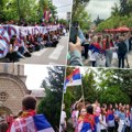 "Zvečan je večan": Maturanti na KiM poslednji dan škole obeležili ispred bodljikave žice (video)