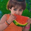 Prirodna letnja poslastica – lubenica. Zašto je dobro jesti lubenicu? Porodićni magazin - Lubenica Zašto je dobro jesti…