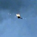 Avion u plamenu pada direktno u more: Prvi snimak rušenja ruske letelice kod Sevastopolja: Pilot spasen na 200 metara od obale…