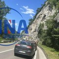 Teška nezgoda u tunelu kod Ovčar Banje: Sudarili se kamion i putničko vozilo, stvaraju se dugačke kolone vozila