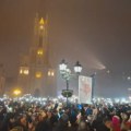 Novogodišnji protest studenata u Novom Sadu: Crni flor okačen oko Gradske kuće (VIDEO, FOTO)