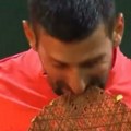 Novak Đoković dobio ogromnu tortu posle pobede protiv Arnaldija: "Srećan rođendan" i ukusna čokolada