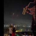 Dobro došli u 21. vek: Nadrealne scene iz Bejruta kruže internetom, ljudi đuskaju na žurkama i snimaju rakete koje lete ka…