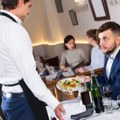 “Deca danas ne znaju za granice i za sve su krivi roditelji”: Ovo je fotografija iz restorana oko koje se posvađao ceo internet…