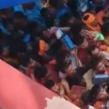 Stampedo ispred hrama: Poginule najmanje dve osobe u Utar Pradešu (video)