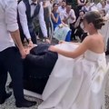 Mladoženju su na venčanju držali za ruke dok je gnjurao mladi pod suknju: Jedva su ga obuzdali