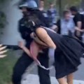 Hvata je za vrat i brutalno baca na zemlju Ovako se prema devojkama koje krše zakon ponaša policija u EU članici (video)