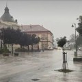 Centar Čačka zahvatilo nevreme praćeno jakom kišom i olujnim vetrom (VIDEO)