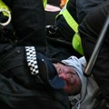 Krvave glave, klečanje na vratu i konjički juriši Kada demonstranti napadnu policiju u demokratskom Londonu dešavaju se ovakve…