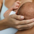 Жене напале мајку из Србије која је дојила бебу на плажи у Грчкој: Пале гнусне речи, ово их испровоцирало