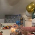 Duvanje svećica se pretvorilo u noćnu moru Prišao torti a onda - bum, gosti vrištali u panici! (video)