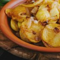Recept dana: Krompir pečen sa orasima i lukom