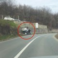 Nezgoda na Lozničkom putu: Auto sleteo s puta, pa ostao prevrnut na krovu