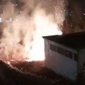 (Video) Buknuo požar u blizini srednje škole u Leposaviću! Vatrogasci odmah reagovali