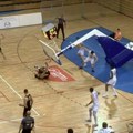 (Video) Jeziva scena: Košarkaš Splita Dimejdžo Vigins zakucao, koš pao na njega