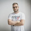 "Stendap nije prozivanje publike, već ozbiljna borba sa sopstvenim mislima": Ovo je priča najboljeg komičara u Srbiji