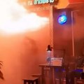 Požar u pabu, najmanje 27 mrtvih: Ljudi vrište dok beže kroz vrata koja su u plamenu (video)