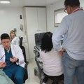Miloš Pavlović pregleda pacijente u mobilnim ambulantama u selima