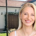 (Video) Gala svadba glumice Jelene Jovičić u Banatu! U porodičnoj kući prave slavlje, kapija širom otvorena i okićena belim…