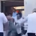 Neviđen obračun u restoranu u Veneciji Konobari se potukli sa mušterijama (video)