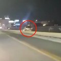 Šta se ovo dešava? Kontra-smer je prevaziđen, bahati vozač vozio po pešačkoj stazi na Brankovom mostu VIDEO