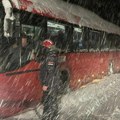 Evakuisani putnici iz zavejanog autobusa na putu Vranje - Kriva Feja