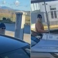 On nagovara decu da uđu u njegova kola! Zabrinuti roditelji dele ove snimke: Ima bradu i nosi naočare za sunce, evo šta…