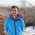 "Ovde je sloboda": Nikola (25) napustio Beograd i otišao da živi u selo blizu Kuršumlije: Čuva koze, peče rakiju, gradi…