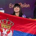 Teya Dora spremna za evroviziju: Takmičari sa pze došli da je isprate, ogrnula trobojku, a na kladionicama nove promene…