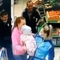 "Hej, to je moje dete": Žena krenula ka izlazu supermarketa sa bebom u naručju, a onda joj je prišla druga devojka sa…