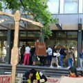 FOTO i VIDEO: Početak 14. dana blokade novosadskog suda posvećen podršci studentkinji kojoj su batinaši slomili vilicu