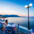 Za omiljeno piće Srba hiljadarka, cena ležaljke i dalje enigma: Sezona je otvorena, a evo koliko će vas koštati dan u…