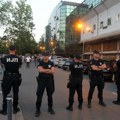 Dva skupa ispred prostorija SNS na Novom Beogradu, policija razdvaja okupljene