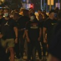 (VIDEO) Napeto na Novom Beogradu: Žandarmerija zaustavila građane koji su krenuli ka prostorijama SNS, bačena baklja