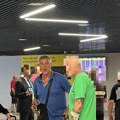 (Video) Uhvatili smo sava Miloševića sa devojkom na aerodormu: U potpuno opuštenim izdanjima, svako vuče svoj kofer: Evo kako…