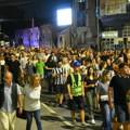 Nišlije se okupile ispred najstarije gimnazije u gradu u znak podrške smenjenoj direktorki: „Nova uprava prvo skinula sve…