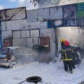Gori vulkanizerska radnja u Beogradu: Vatra guta automobile, ceo objekat u plamenu, sve se dimi