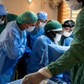 Iza ove slike krije se zastrašujuća priča o devojčici (5): Male papuče sa medvedićima ostale ispred bolnice