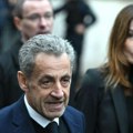 Sarkozi spava pored wc šolje bez poklopca: Otkriveno kako se bivši francuski predsednik "provodi" u zatvoru, robijaši mu…