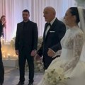 Mlada blista u ekstravagantnoj venčanici dok je otac vodi pod ruku: Najemotivniji trenutak na venčanju srpskog tenisera i lepe…